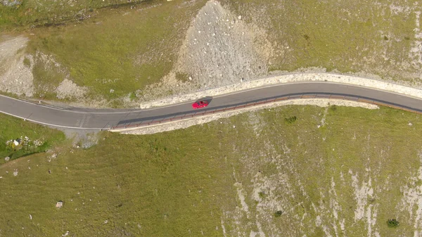 AERIAL: Red car cruises along the scenic mountain road in picturesque Italy. — Foto de Stock