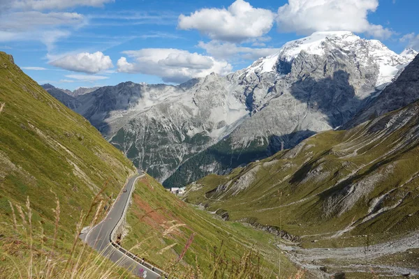 AERIAL: Flying above a scenic asphalt road with spectacular view of the mountain — Stock Photo, Image