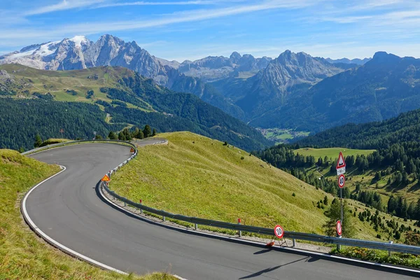 Gyönyörű kilátás nyílik a hegyekre a híres Stelvio Pass út napos Olaszország — Stock Fotó