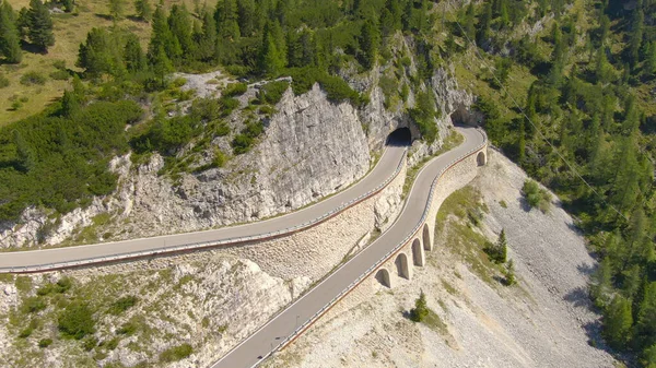 DRONE: Volando sobre un viaducto y un túnel de carretera de montaña en Dolomitas, Italia . — Foto de Stock
