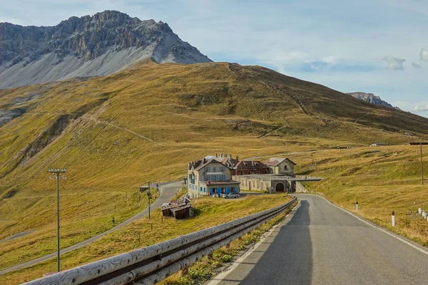 Empty asphalt road leads past a desolate roadside restaurant in the Dolomites. — Φωτογραφία Αρχείου