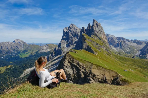 CLOSE UP: Female hiker relaxes on the mountaintop with her dog after a long hike — Foto Stock