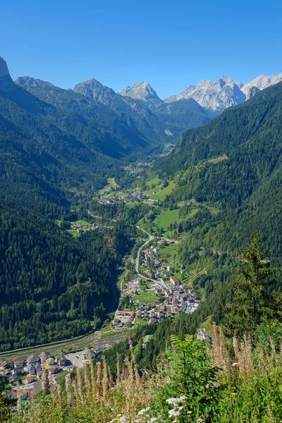 DRONE: Vliegen boven een rustig dorpje in de adembenemende Dolomieten op een zonnige dag — Stockfoto