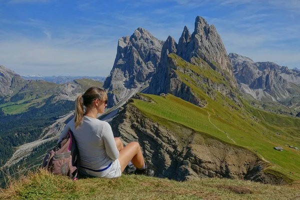 CLOSE UP: Hiker taking in the spectacular views of the Dolomites on sunny day. — Foto Stock