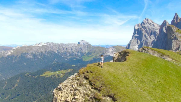 AÉRIAL Voler autour de la femme prendre des photos de la nature après avoir atteint le sommet — Photo