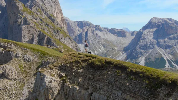 DRONE : Promenade pédestre et chiot au bord d'une falaise dans les Alpes italiennes — Photo