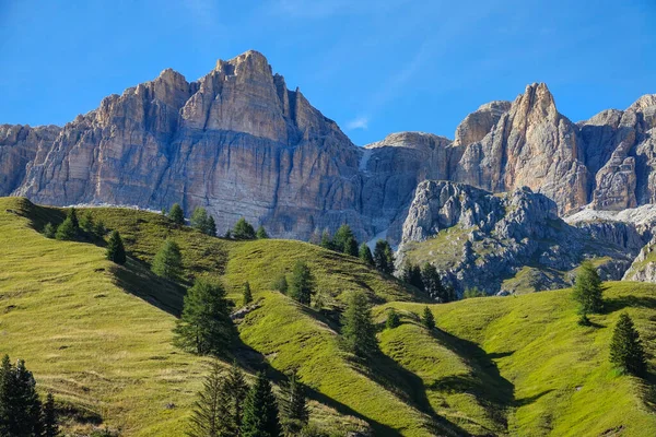 DRONE: Rocky mountain range in rural Italy towers above the empty grassy hills. — Foto de Stock