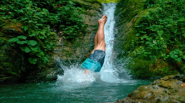 CLOSE UP River vatten stänk som atletisk turist hoppar huvudet först i dammen — Stockfoto
