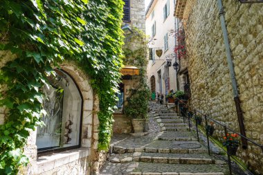 CLOSE UP: Scenic view of the empty stairs leading up the romantic alleyway.