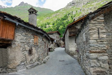 CLOSE UP: Empty cobblestone road leads through the tranquil ski resort village.