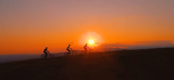 LENS FLARE : Des rayons de soleil époustouflants brillent sur les touristes en vélo électrique — Photo