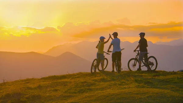COPY SPACE: Three friends celebrate a cross country bike trip on a sunny evening — Stok fotoğraf