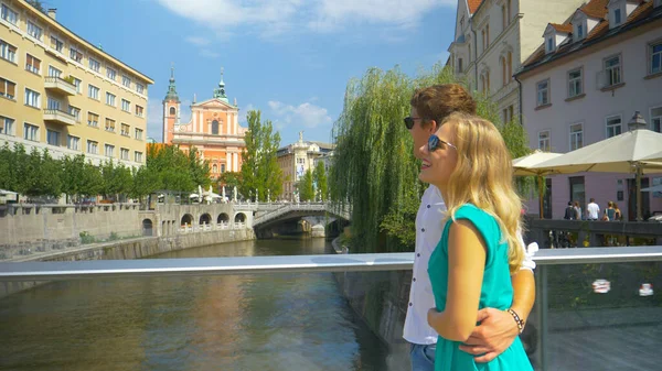 COPY SPACE: Pareja joven pasea por un puente mientras explora Liubliana . — Foto de Stock