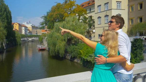 CLOSE UP Embraced tourist couple enjoys the scenic sights of Ljubljana in summer — Foto de Stock