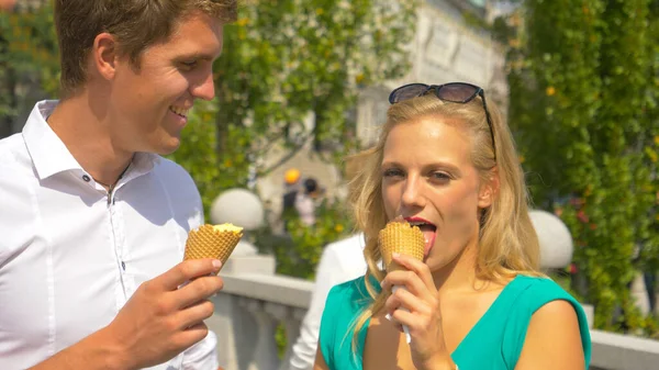 CLOSE UP: Young man looks at his girlfriend as they eat delicious ice cream. — Foto de Stock