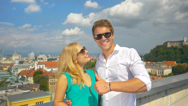 PORTRAIT: Cheerful woman poses with her handsome boyfriend giving the thumbs up. — Foto de Stock