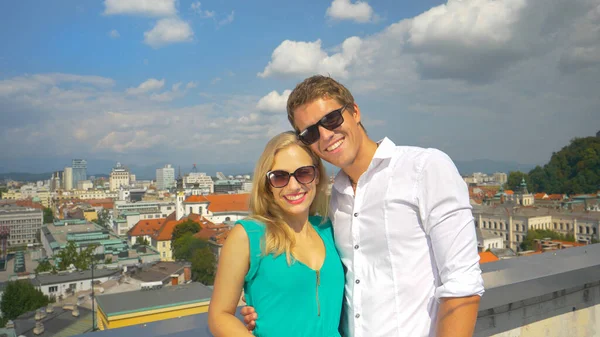 PORTRAIT: Adorable couple pose for a photo in front of Ljubljana cityscape — Foto de Stock