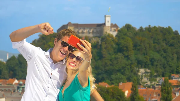 CLOSE UP: Fröhliches Touristenpaar filmt Vlog von einem Dach in Ljubljana. — Stockfoto