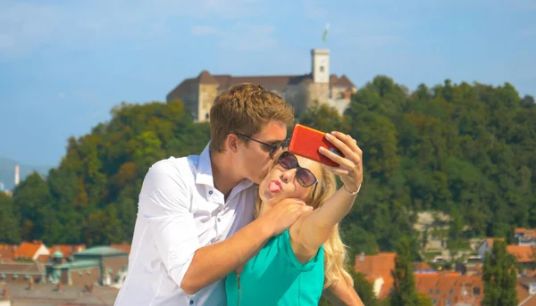 CLOSE UP: Happy girl sticks her tongue out while taking selfies with boyfriend. — Foto Stock