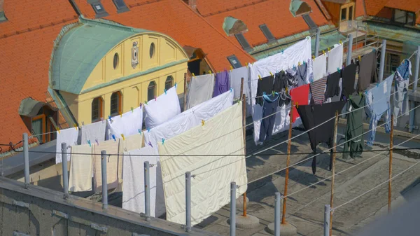 Ljubljana 'da bir çatı katında çamaşır dolu çamaşır iplerinin üzerinde uçmak.. — Stok fotoğraf