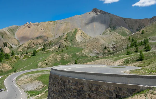 Winding asphalt road runs under the majestic Alps in scenic French countryside. — Φωτογραφία Αρχείου