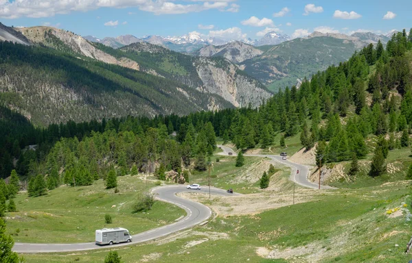 AERIAL: Turisták a közúti utazás mentén kanyargós út az európai Alpokban. — Stock Fotó