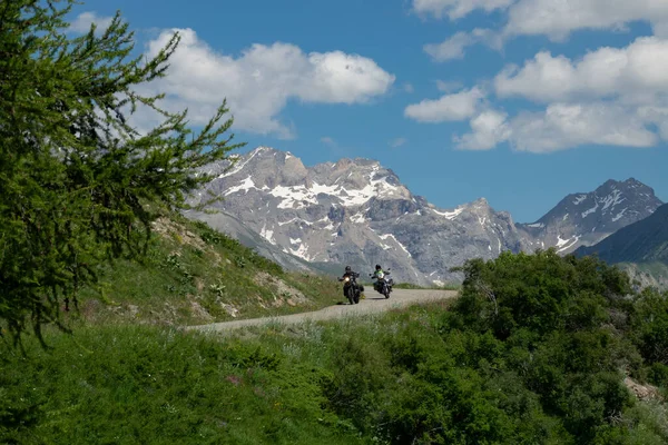 夏天骑摩托车游览美丽的法国乡村的游客. — 图库照片