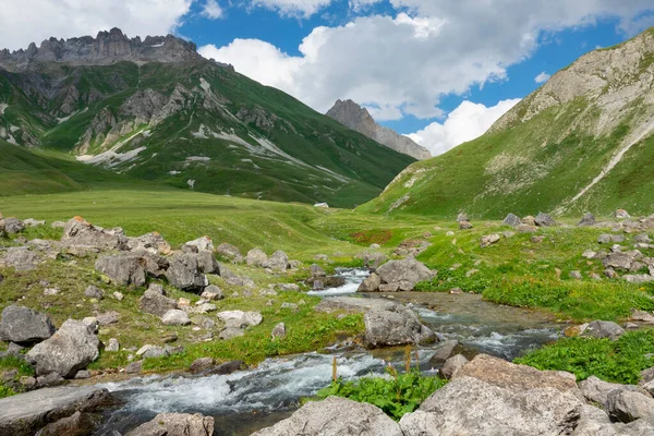 翡翠河上方高耸的岩石山脉的风景如画. — 图库照片