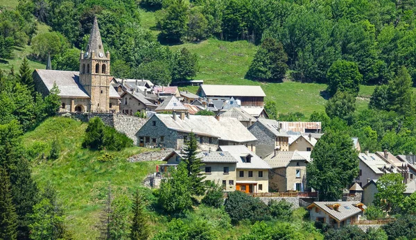 CLOSE UP: Cool view of a tranquil medieval town in French Alps in the summertime — стоковое фото