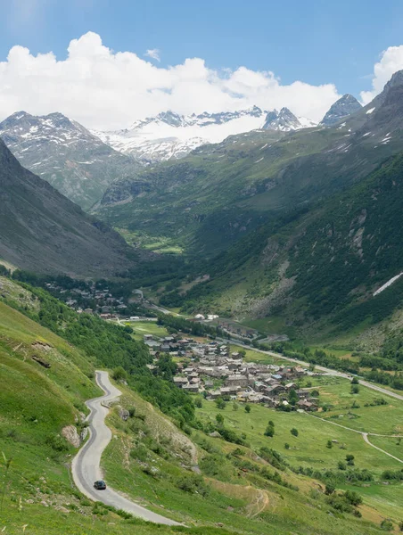 AERIAL: Flying above a scenic asphalt road leading towards the ski resort town. — Stock Photo, Image