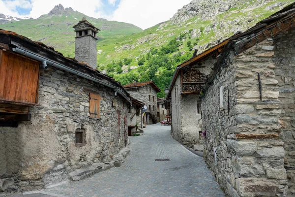 CLOSE UP: Empty cobblestone road leads through the tranquil ski resort village. — Stok Foto