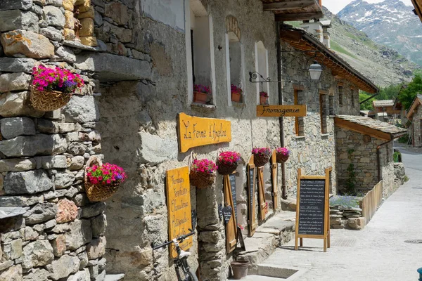 CLOSE UP: Entrance to a cheese shop in a tranquil French mountain village. — Stok Foto