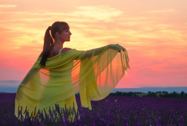 Kaygısız kadın turist hafif eşarbına yakalanmasına izin veriyor..