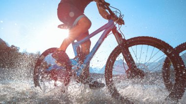 İnsanoğlu nehir boyunca dönerken kameraya cam damlalar sıçrıyor..