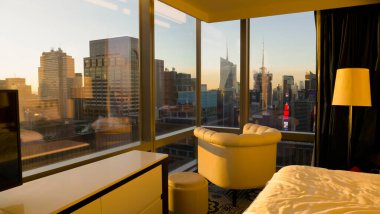 New York şehir merkezinin gün doğumunda bir otel odasından muhteşem bir manzarası var..