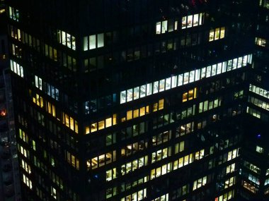 New York iş bölgesinde kapanış ofisleri hala gece aydınlanıyor