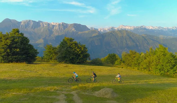 AERIAL Ομάδα κατάλληλων τουριστών που εξερευνούν τη γραφική φύση στα ποδήλατα βουνού τους — Φωτογραφία Αρχείου