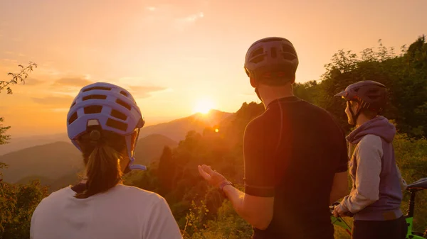 CHIUDI: L'uomo parla della campagna ai suoi amici durante un viaggio in bicicletta. — Foto Stock