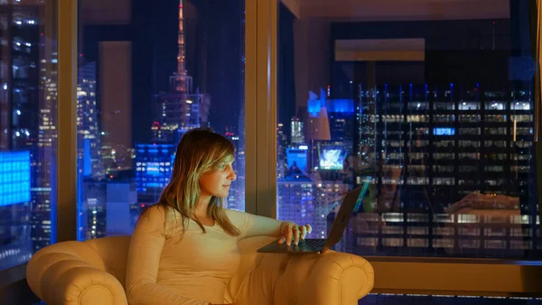 CHIUDI: Donna in viaggio d'affari si siede in camera d'albergo con vista su New York di notte. — Foto Stock