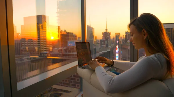 CLOSE UP: Geschäftsfrau, die in der Innenstadt von New York lebt, schreibt bei Sonnenaufgang einen Bericht. — Stockfoto