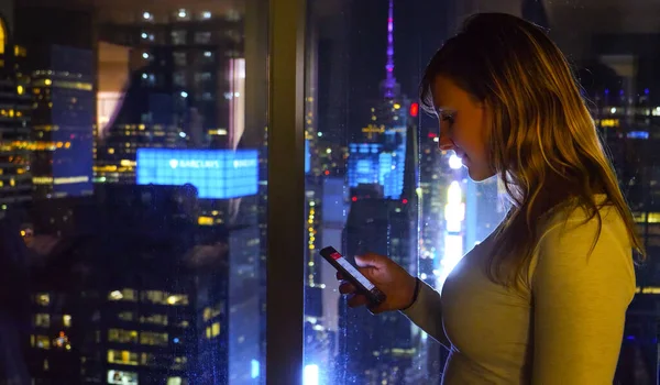CHIUDI: Ragazza che scrive un messaggio a tarda notte mentre è ancora nel suo ufficio a New York — Foto Stock