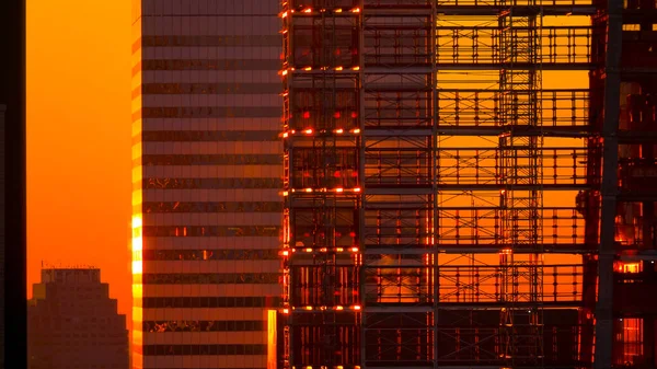 FERMER Vue imprenable sur un gratte-ciel en construction par une matinée ensoleillée — Photo