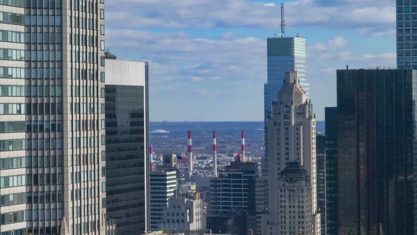 Spectaculaire opname van de prachtige skyline van het centrum van Manhattan op een zonnige dag. — Stockfoto