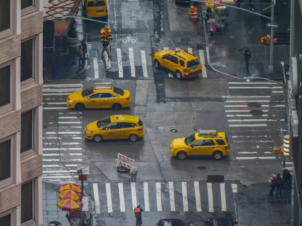 ZAMKNIJ SIĘ: Zdjęcia z tętniącego życiem skrzyżowania dróg w Nowym Jorku w chłodny deszczowy dzień — Zdjęcie stockowe