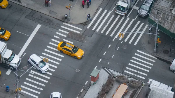 ZAMKNIJ: Samochody i żółte taksówki przejeżdżają przez skrzyżowanie dróg w Nowym Jorku. — Zdjęcie stockowe