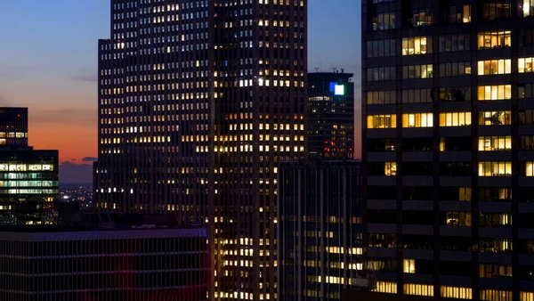 CLOSE UP: Spectaculaire opname van wolkenkrabbers in New York oplichten bij zonsondergang. — Stockfoto