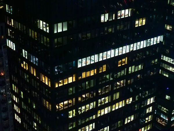 FECHAR UP Escritórios ainda estão iluminados à noite no distrito de negócios de Nova York — Fotografia de Stock