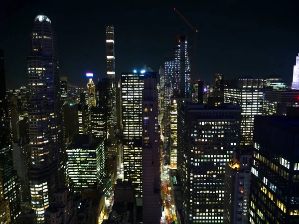 Festői kilátás a kivilágított modern felhőkarcolók egy sötét éjszaka New Yorkban. — Stock Fotó