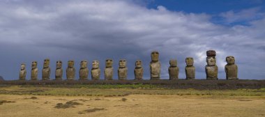 Rapa Nui 'de açık mavi güneşli gökyüzünün altında Megalitik moai heykelleri.