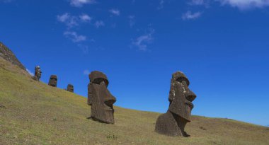 Moais adı verilen efsanevi monolitik yapıların muhteşem bir görüntüsü.